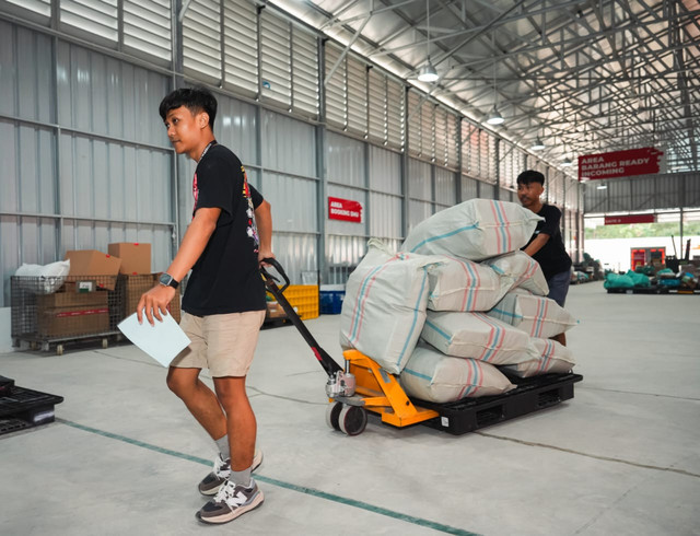 Meningkat, Setiap Hari Ada Ribuan Paket Sparepart Otomotif Dikirim dari Surabaya