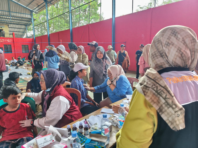 Situasi GOR Cipongkor, tempat perawatan siswa keracunan MBG di Kecamatan Cipongkor, Kabupaten Bandung Barat, Rabu (24/9/2025).  Foto: Linda Lestari/kumparan