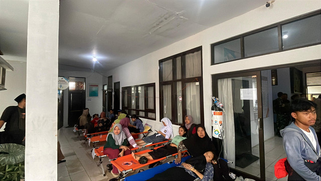 Siswa korban keracunan usai menyantap menu makan bergizi gratis (MBG) menjalani perawatan medis di Kantor Kecamatan Cipongkor, Kabupaten Bandung Barat, Jawa Barat, Rabu (24/9/2025). Foto: kumparan
