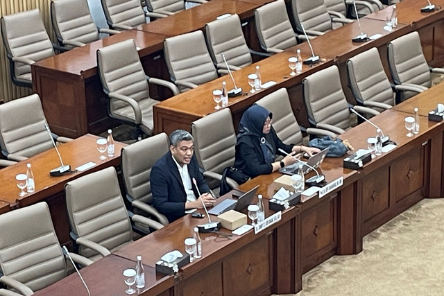 Prof. Rofi Wahanisa dan Prof. Jimmy Z Usfunan dalam RDPU bersama Komisi VI DPR di Kompleks Parlemen Senayan, Jakarta Selatan, Rabu (24/9/2025). 
 Foto: Najma Ramadhanya/kumparan