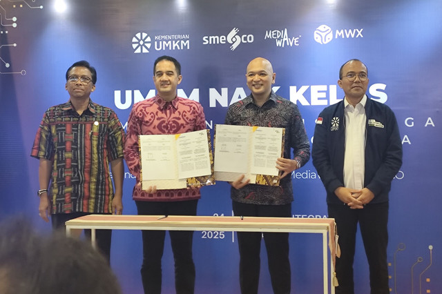 Direktur Utama Smesco Indonesia Doddy Akhmadsyah Matondang dan Founder MWX Yose Rizal usai menandatangani MoU di Kantor Smesco Indonesia, Rabu (24/9/2025). Foto: Widya Islamiati/kumparan