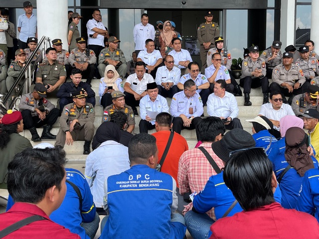 Gubernur Kalimantan Barat (Kalbar), Ria Norsan, saat berdiskusi dengan massa aksi di halaman Kantor Gubernur Kalbar. Foto: Rabiansyah/Hi!Pontianak
