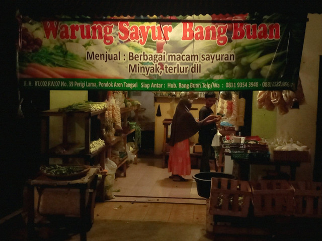 Gambar yang di ambil Siti Ro'asih di sekitaran rumah terkait kegiatan ekonomi, yaitu jual beli pangan antara warung sayur kecil dan rumah tangga miskin.	