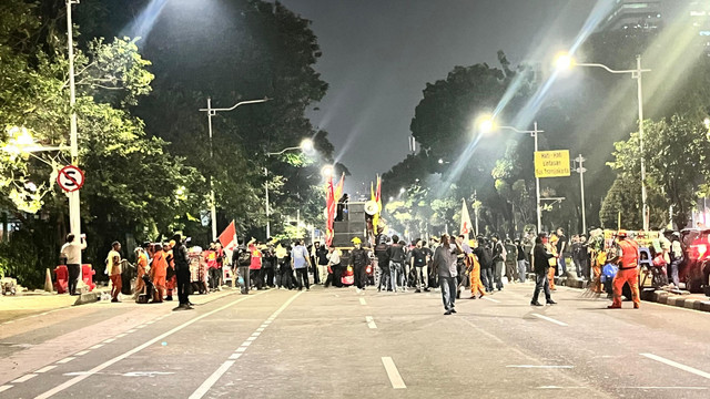 Massa demo Hari Tani membubarkan diri di kawasan Patung Kuda Monas, Jakarta Pusat, Rabu (24/9/2025). Foto: Nasywa Athifah/kumparan
