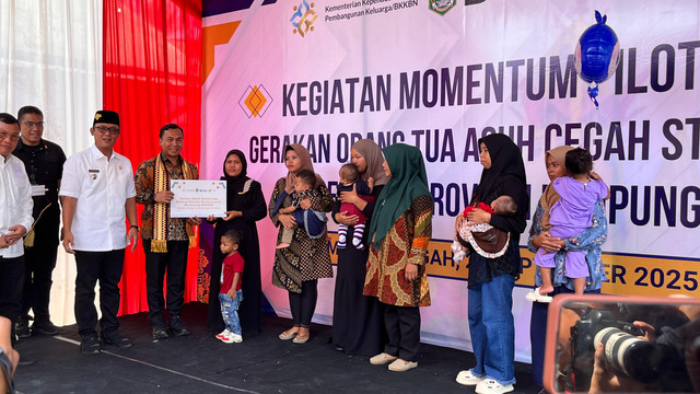 Menteri Kependudukan dan Pembangunan Keluarga (Kemendukbangga), Wihaji saat memberikan bantuan. | Foto: Sinta Yuliana/Lampung Geh