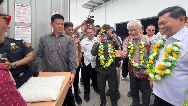 Wakil Gubernur Sulut, J Victor Mailangkay, meninjau langsung pelepasan ekspor perdana santan beku (Frozen Coconut Juice).