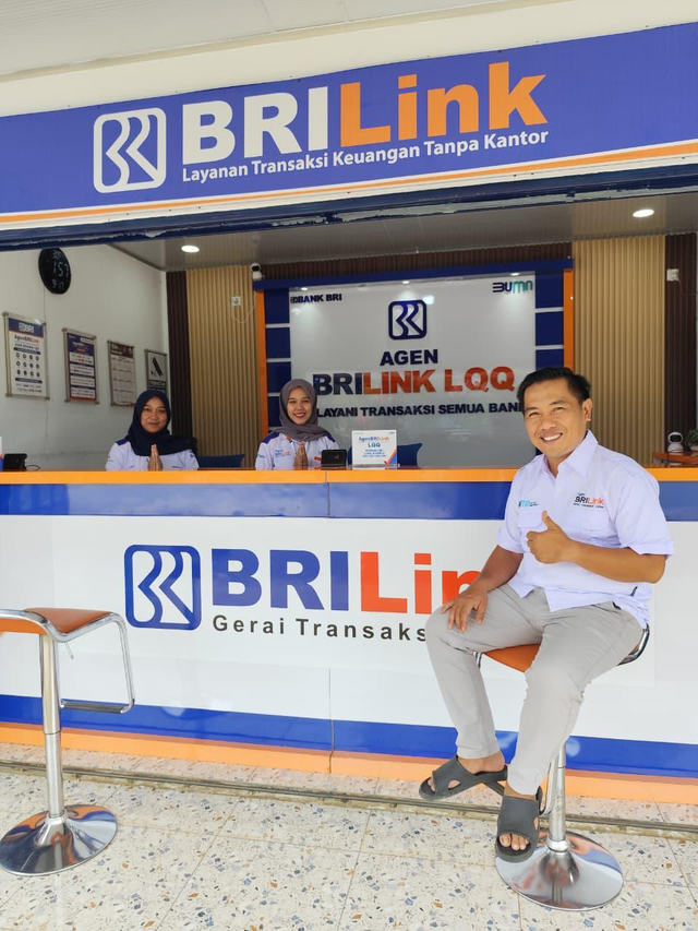 AgenBRILink LQQ milik Ujang Mahmudi (kanan) berhasil memberdayakan pemuda setempat setelah menjadi andalan koperasi dan masyarakat Kelurahan Purwodadi, Kecamatan Arga Makmur, Bengkulu Utara mengakses layanan keuangan. Foto: Dok. BRI