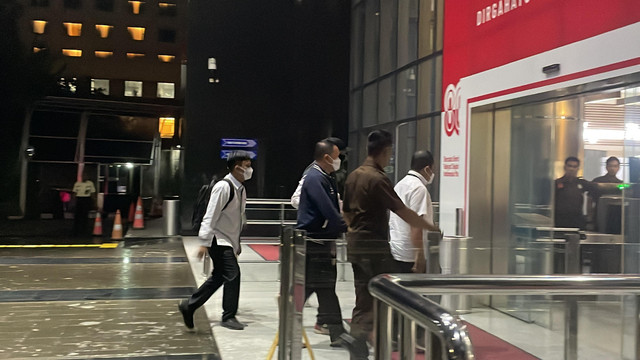 KPK menjemput paksa Direktur Utama PT Wahana Adyawarna, Menas Erwin Djohansyah, usai mangkir pemeriksaan terkait kasus pengurusan perkara di Mahkamah Agung (MA), Rabu (24/9/2025). Foto: Fadhil Pramudya/kumparan