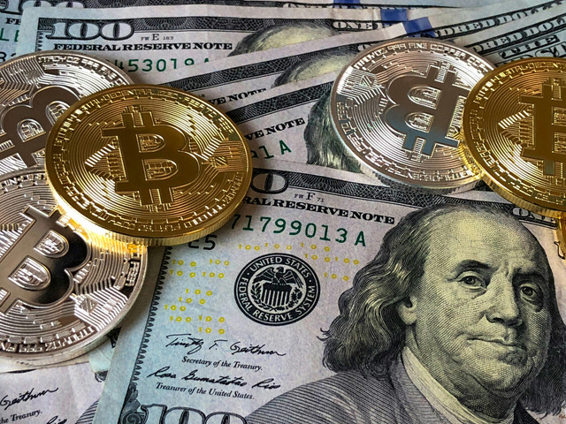Foto oleh David McBee: https://www.pexels.com/id-id/foto/bitcoin-dan-us-dollar-bills-730547/