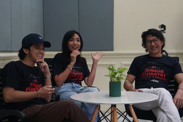 Pemain film Jembatan Shiratal Mustaqim Imelda Therinne, Raihan Khan dan Agus Kuncoro saat berkunjung ke kantor kumparan.
 Foto: Dicky Adam Sidiq/kumparan