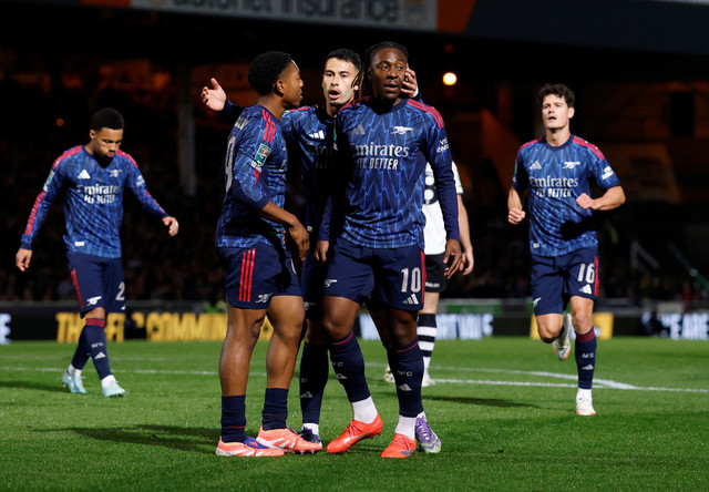 Myles Lewis-Skelly, Gabriel Martinelli, dan Eberechi Eze saat laga Port Vale vs Arsenal dalam Ronde 3 Piala Liga Inggris 2025/26 di Stadion Vale Park, Stoke-on-Trent, pada Kamis (25/9) dini hari WIB. Foto: Action Images via Reuters/Jason Cairnduff 