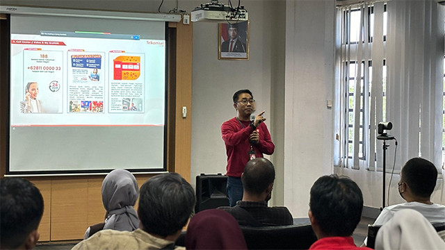 Arief Hidayatus Sefian, General Manager Customer Care Retention Telkomsel Area Pamasuka, memberikan persentase tentang layanan pelanggan.