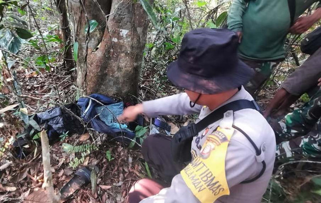 Polisi menunjukkan barang-barang milik warga yang ditemukan tinggal tengkorak. Foto: Dok. Polres Sanggau