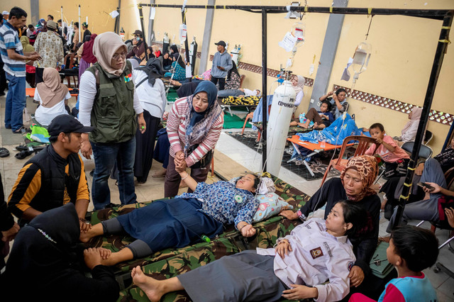 Siswa korban keracunan usai menyantap menu makan bergizi gratis (MBG) menjalani perawatan medis di Posko Penanganan di Kantor Kecamatan Cipongkor, Kabupaten Bandung Barat, Jawa Barat, Rabu (24/9/2025). Foto: Abdan Syakura/ANTARA FOTO