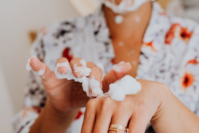 Ilustrasi facial wash gentle untuk kulit kering. Sumber: Pexels/Karolina Grabowska
