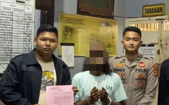 Polres OKU Timur saat menangkap tersangka Sarwo yang menyetubuhi putrinya, hingga hamil delapan bulan. Foto : Dok Polres OKU Timur