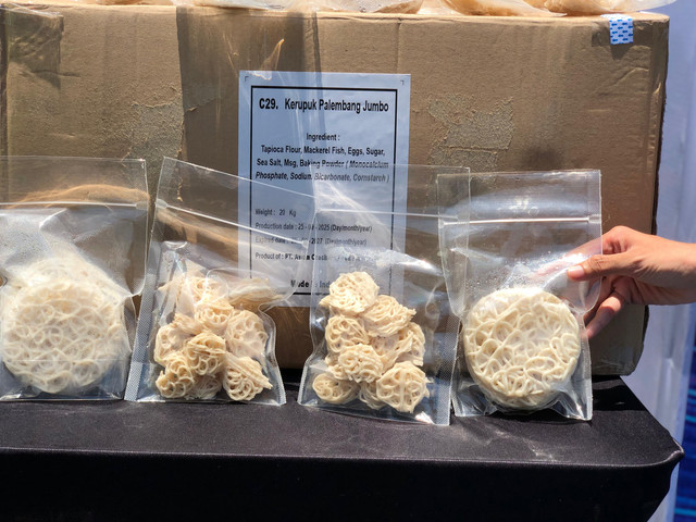Kerupuk Palembang yang di ekspor ke Taiwan melalui Pelabuhan Boom Baru. Foto : Abdullah Toriq/Urban Id