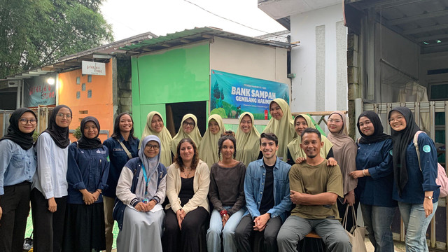 Gambar: Kunjungan Mahasiswa Kanada dan IPB ke Bank Sampah Gemilang Halimun, Bogor