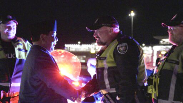 Presiden Republik Indonesia Prabowo Subianto menyampaikan apresiasi kepada para polisi pengawal selama di Ottawa, Kanada sebelum bertolak menuju Amsterdam, Belanda di Bandar Udara Internasional Ottawa Macdonald-Cartier, Rabu (24/9/2025). Foto: BPMI Setpres/Brian