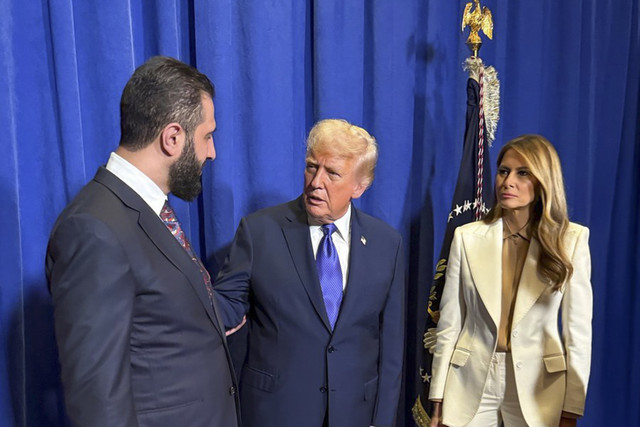 Presiden Suriah Ahmed Al-Sharaa dan Presiden AS Donald Trump didampingi Melania bertemu di sela Sidang Majelis Umum PBB ke-80 di New York, Selasa (23/9/2025).  Foto: X/ @SyPresidency