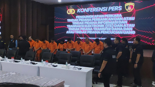 Sejumlah pelaku pembobolan rekening dormant saat ditampilkan di Mabes Polri, Jakarta, Kamis (25/9/2025). Foto: Rachmadi Rasyad/kumparan