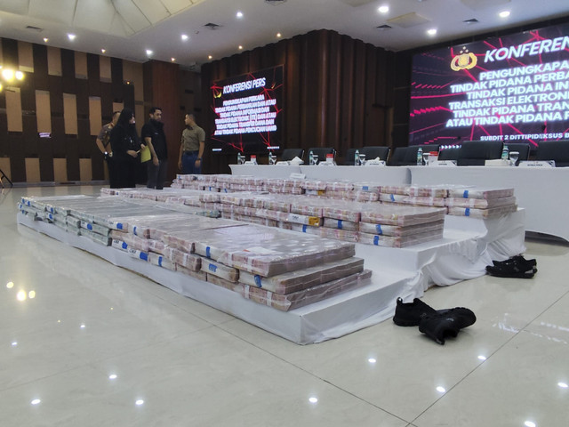 Tumpukan uang senilai Rp 204 miliar dari para pelaku pembobolan rekening dormant saat ditampilkan di Mabes Polri, Jakarta, Kamis (25/9/2025). Foto: Rachmadi Rasyad/kumparan