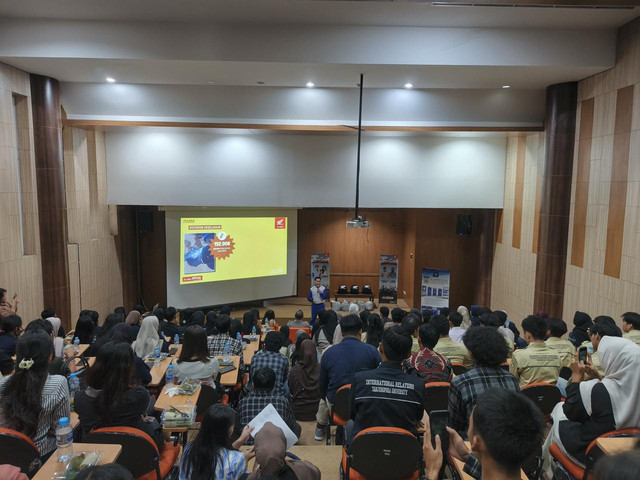 Asmo Kalbar memberikan edukasi safety riding. Foto: Dok. Asmo Kalbar