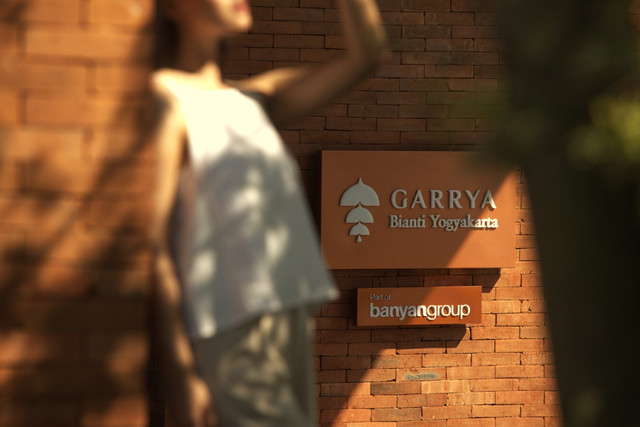 Tampak depan Garrya Bianti Yogyakarta yang mengusung filosofi “Journey Within” melalui perpaduan arsitektur Jawa dan nuansa kontemporer. Foto: Dok. Garrya Bianti