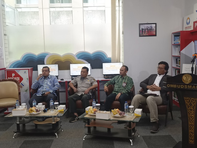 Senior Vice President (SVP) Strategi Penjualan dan Pelayanan Pupuk Indonesia Holding Company (PIHC), Deni Dwiguna Sulaeman (kedua dari kanan), dalam diskusi publik di Gedung Ombudsman RI, Kamis (25/9/2025). Foto: Muhammad Fhandra Hardiyon/kumparan