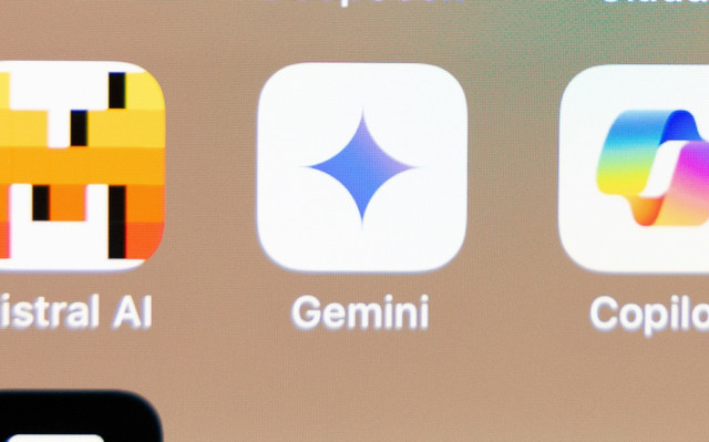 Ilustrasi prompt Gemini AI foto dalam pesawat. Foto: Unsplash/Solen Feyissa