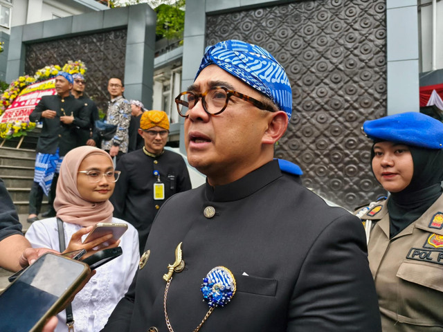 Wali Kota Bandung Farhan usai rapat paripurna DPRD Kota Bandung dalam rangka memperingati hari jadi ke-215 Kota Bandung, Kamis (25/9/2025). Foto: Linda Lestari/kumparan