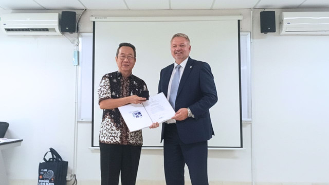Prof. Ir. Hadi Sutanto, M.M.A.E., Ph.D., menerima Penghargaan (Sumber: Unika Atma Jaya)