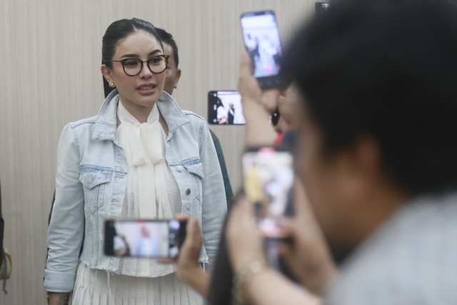 Terdakwa Nikita Mirzani saat mendengarkannketerangan saksi ahli di Pengadilan Negeri Jakarta Selatan, Jakarta, Kamis, (25/9/2025). Foto: Agus Apriyanto