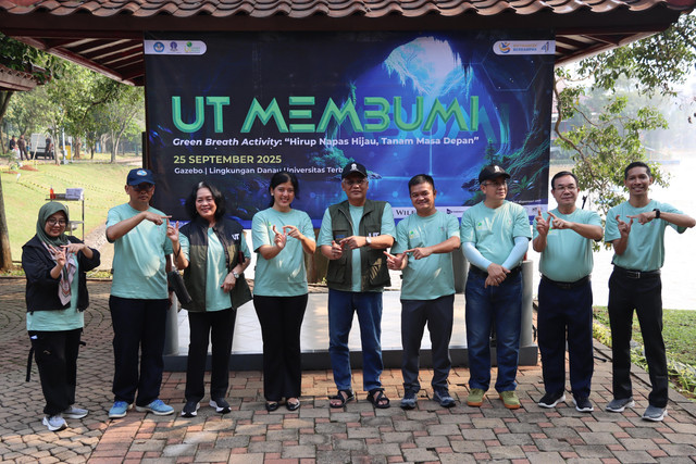 Universitas Terbuka menutup rangkaian Galeri PTJJ UT & UIGM National Meeting 2025 lewat kegiatan Green Breath Activity: Hirup Napas Hijau, Tanam Masa Depan dengan menanam pohon Tabebuya, Cengkeh, dan Kamboja Bali di lingkungan Danau Universitas Terbuka. Foto: Dok. Istimewa