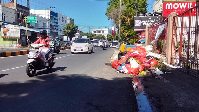Tumpukan sampah di salah satu ruas jalan di Kota Manado, Sulawesi Utara, Kamis 25 September 2025.