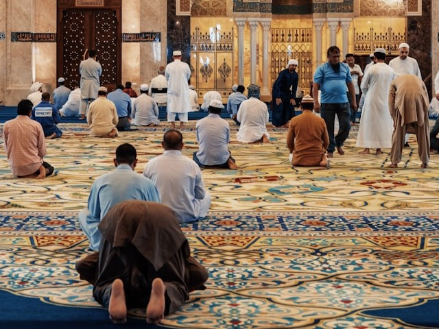 Ilustrasi amalan bulan Rabiul Akhir. Sumber: Unsplash.