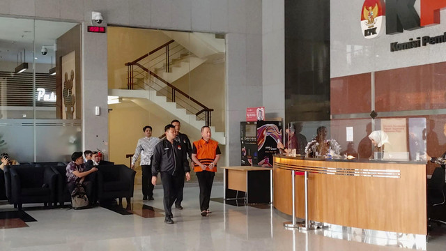 Direktur Utama PT Wahana Adyawarna, Menas Erwin Djohansyah, mengenakan rompi tahanan KPK, Kamis (25/9/2025). Foto: Jonathan Devin/kumparan