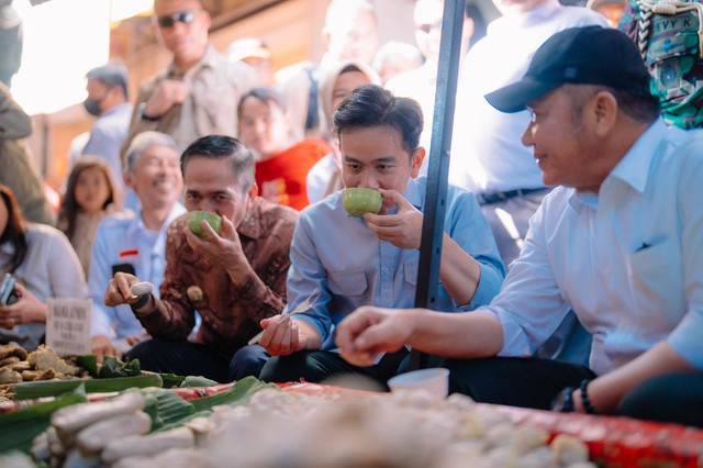 Wapres Gibran saat menikmati cuko dengan cara khas wong Palembang, yakni langsung “ngirup” dari wadahnya ditemani Gubernur Sumsel Herman Deru (kanan) dan Wali Kota Palembang Ratu Dewa (kiri). Foto : Istimewa