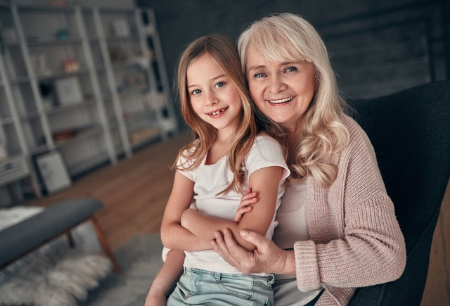 Ilustrasi foto ibu bersama anak perempuan. Foto: Unsplash