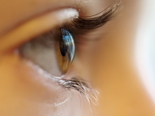 Ilustrasi Warna Softlens yang Membuat Wajah Cerah, Foto: Unsplash/Adrian Gordon