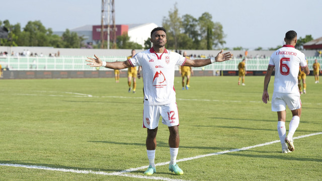 Pemain Malut United Yakob Sayuri berselebrasi usai mencetak gol ke gawang Bhayangkara FC pada pertandingan Super League musim 2025/2026 di Stadion Sumpah Pemuda, Lampung, Kamis (25/9/2025). Foto: Dok. Malut United