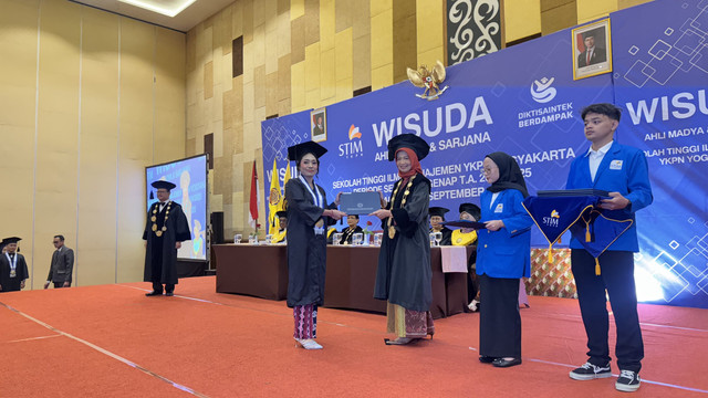 Wisuda Sekolah Tinggi Ilmu Manajemen (STIM) YKPN Yogyakarta yang digelar pada Sabtu (20/9) di The Alana Hotel Yogyakarta. Foto: Iqbal/Pandangan Jogja