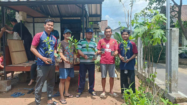 Pembagian Bibit Pohon kepada Warga, Kelurahan Ngempon, Kecamatan Bergas, Kabupaten Semarang (21/9/2025) Foto: KKN Tematik UPGRIS Ngempon 2025