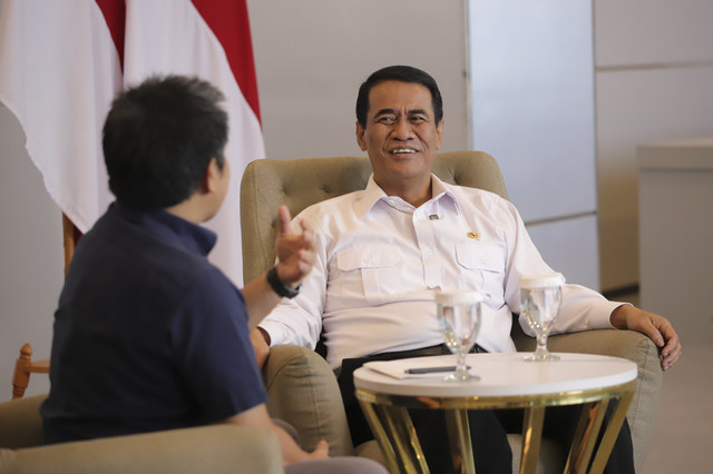 Pemimpin Redaksi kumparan Arifin Asydhad berbincang bersama Menteri Pertanian RI Amran Sulaiman dalam acara Info A1 kumparan di Jakarta, Kamis (25/9/2024). Foto: Jamal Ramadhan/kumparan