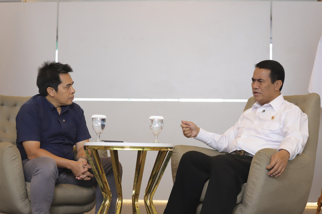 Pemimpin Redaksi kumparan Arifin Asydhad berbincang bersama Menteri Pertanian RI Amran Sulaiman dalam acara Info A1 kumparan di Jakarta, Kamis (25/9/2024). Foto: Jamal Ramadhan/kumparan