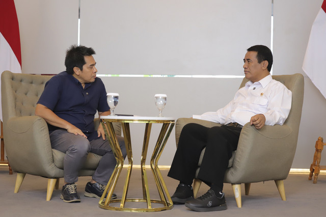 Pemimpin Redaksi kumparan Arifin Asydhad berbincang bersama Menteri Pertanian RI Amran Sulaiman dalam acara Info A1 kumparan di Jakarta, Kamis (25/9/2024). Foto: Jamal Ramadhan/kumparan