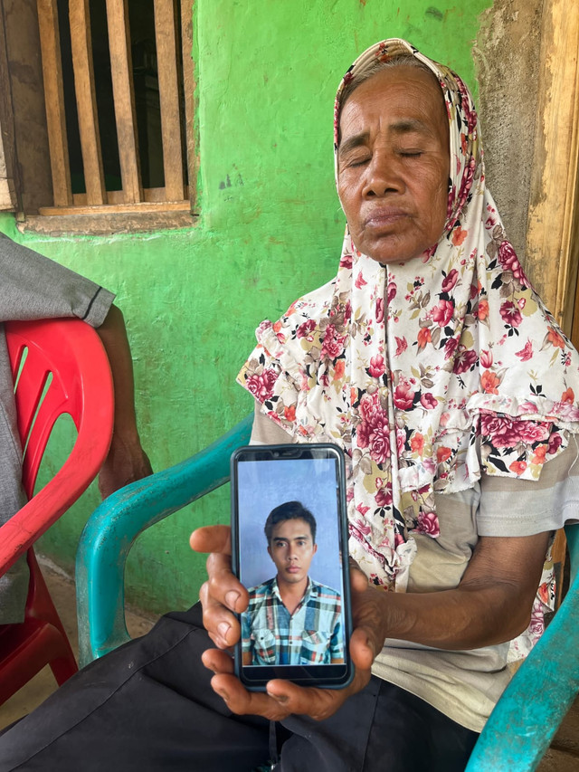 Orangtua Mursalin menunjukkan foto anaknya. | Foto: Tim Lampung Geh