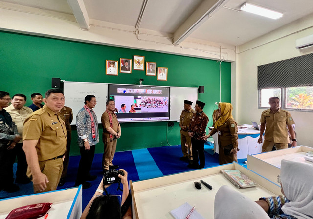 Proses pembelajaran digital perdana dilakukan dengan menggunakan Program Pintar. Foto: Dok. Istimewa