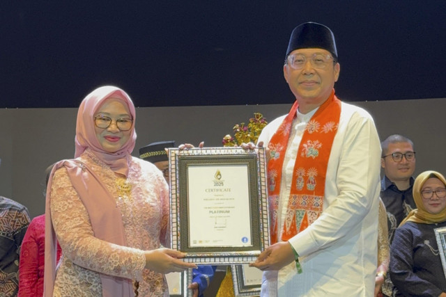 Direktur Utama PAM JAYA, Arief Nasrudin, menerima penghargaan dalam ajang Indonesia Contact Center Association (ICCA) 2025. Foto: Dok. PAM JAYA