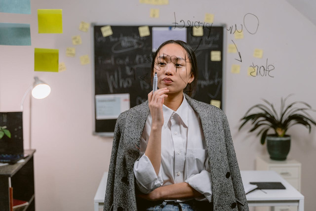 Photo by Tima Miroshnichenko: Seorang anak muda bingung memikirkan pilihan karier Gen Z.